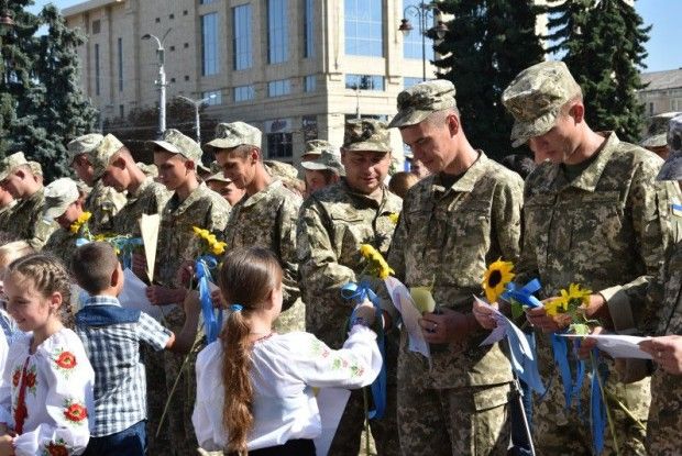 Легендарний Юлій Мамчур вітав на Волині кримських авіаторів
