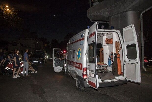 Самогубець стрибнув із моста і потрапив під колеса авто (Відео)