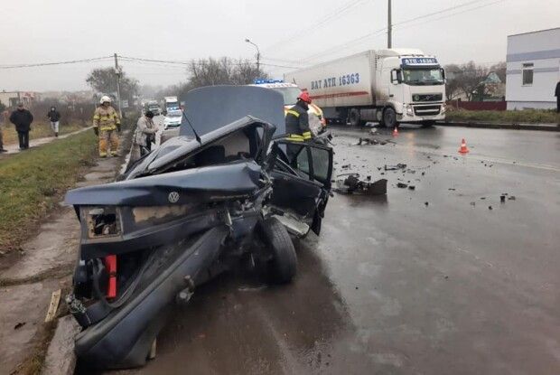Карколомна ДТП: у Рівному вирізали водія із автомобіля (Фото, відео)