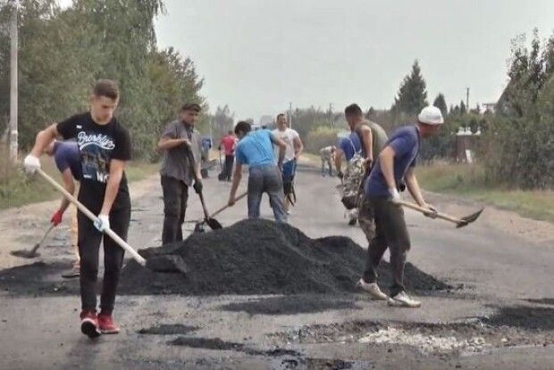 У Козлові Локачинського району за ремонт доріг селяни взялися самі