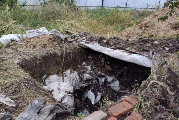 Порізав вуха і залив бетоном у двометровій могилі: українець убив своїх робітників (Відео)