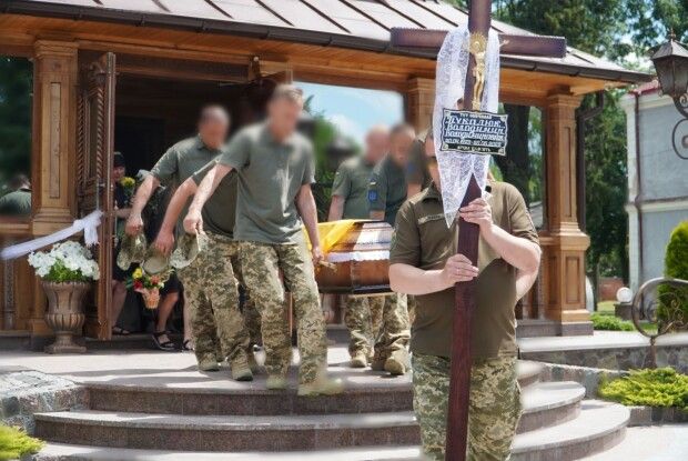 Пішов воювати добровольцем: на Волині під звуки сирен прощалися із загиблим на війні Героєм (Фото)