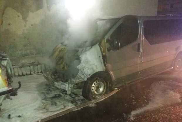 У Рівному вночі згорів бус