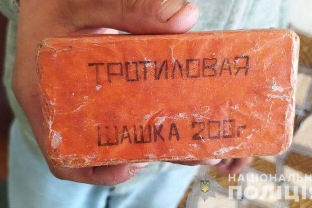 19-річний житель Рівненщини намагався втекти від поліцейських з... тротиловою шашкою (Фото)