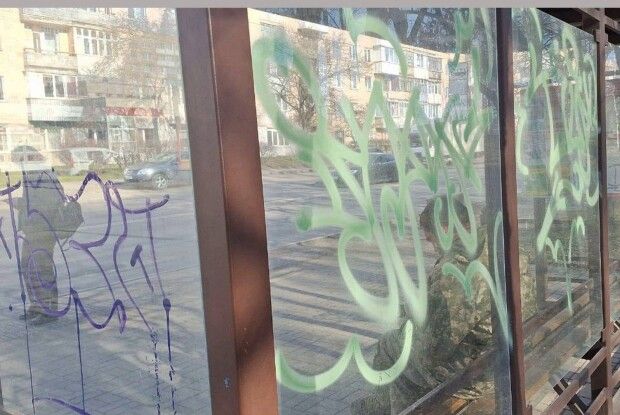 У Луцьку видали 40 приписів щодо неналежного стану зупинок (Фото)