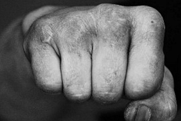 Волинянин, перебуваючи під домашнім арештом, катував свою дружину