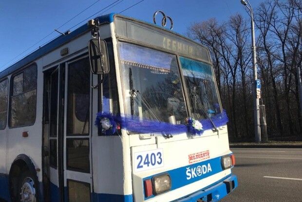 Побралися водій і кондукторка – просто в салоні тролейбуса