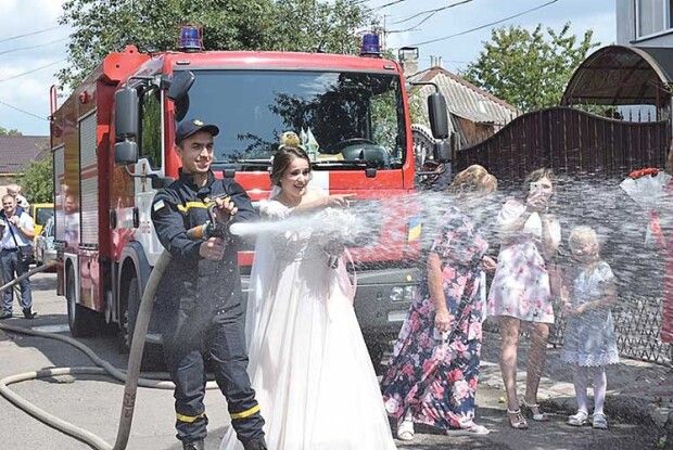 До шлюбу — ​на… пожежній автоцистерні