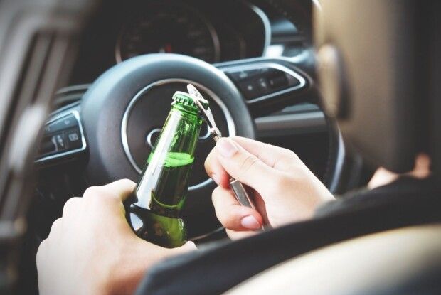 Волинянин затиснув руки поліцейського у дверях автомобіля і рушив