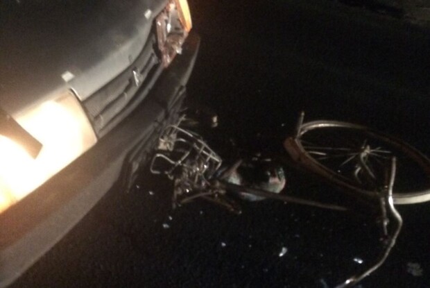 На Волині під колеса машини потрапив велосипедист. Поліція не знає, хто це