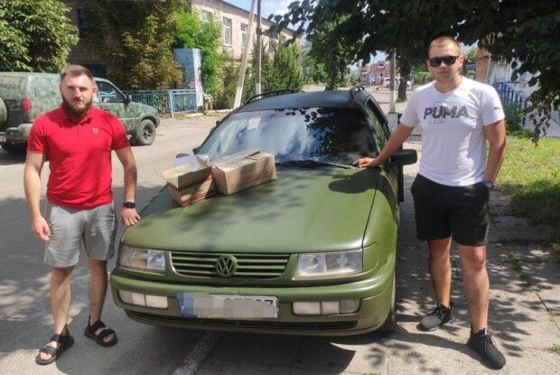 Приганяють і ремонтують: волинські волонтери передали військовим ще шість авто