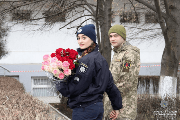 В Одесі військовий зробив пропозицію дівчині-патрульному на ранковому шикуванні  