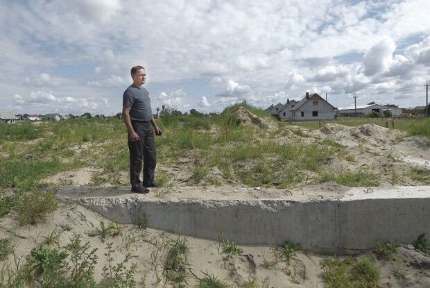 Почали і кинули: у Стобихівці на будівництві багатостраждальної школи фундамент заріс травою
