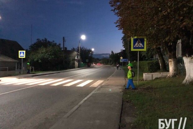 У місті на Волині на узбіччях доріг пластикові діти стоять