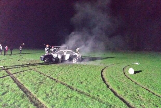 На Рівненщині посеред футбольного поля згоріла іномарка
