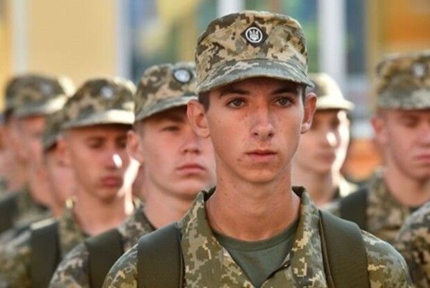 Чи можуть цивільні носити однострій в Україні?