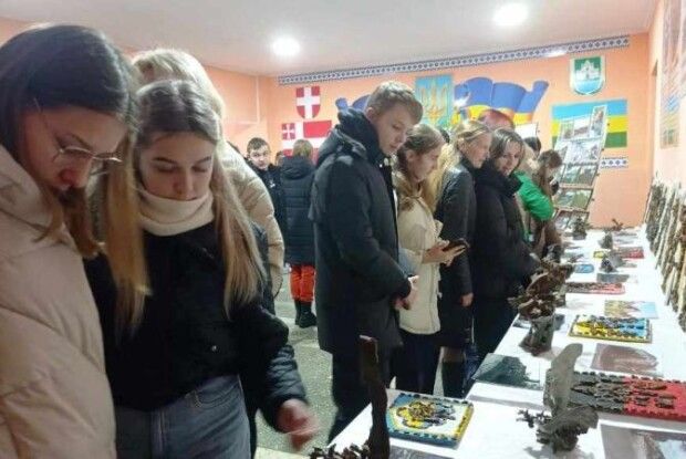 Війна в деталях: у Любешові відкрили виставку з уламків ворожих снарядів та ракет (Фото)