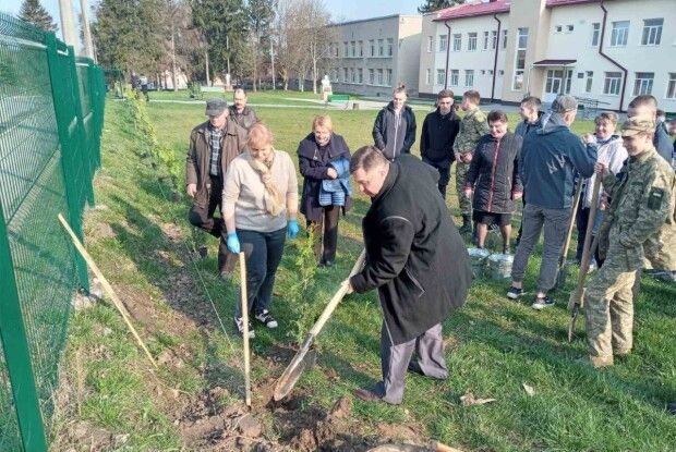 У Горохові випускники посадили біля ліцею 40 туй