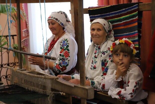 Ткаля з Волині майже 70 років виготовляє неймовірні килими (Фото)