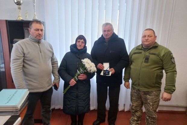 Серце зупинилося під Покровськом: батьки полеглого Воїна з Волині отримали нагороду сина