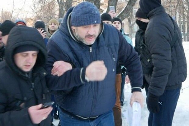 Плювалися й копали – Крисіна вкрай недружньо зустріли на виході із суду