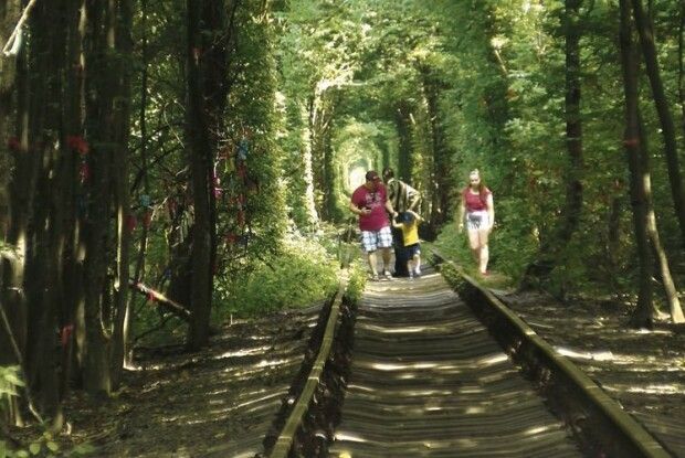 У Тунелі кохання цілувалися індуси, зірки шоу-бізнесу і Порошенко (Відео)