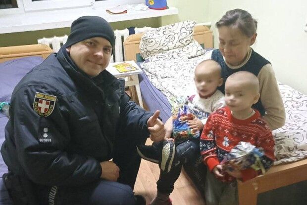 У Новорічну ніч поліцейський офіцер громади привіз малечі подарунки... у лікарню (Фото)
