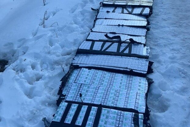 GPS трекер та 12 ящиків контрабандних цигарок виявили луцькі прикордонники у вантажному потязі