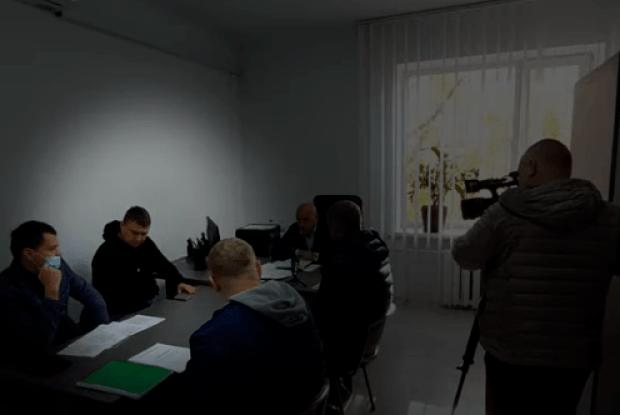 У Рівному депутат несподівано отримав по голові на нараді (Відео)  
