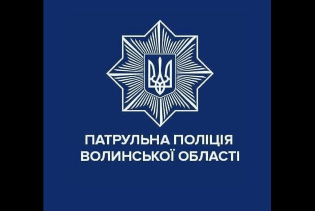 На Волині патрульним довелося штовхати на дорозі машину