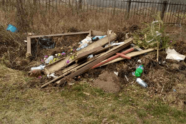 На «новому» кладовищі у Горохові непотріб викидають до місця, де похоронені підопічні психоневрологічного інтернату