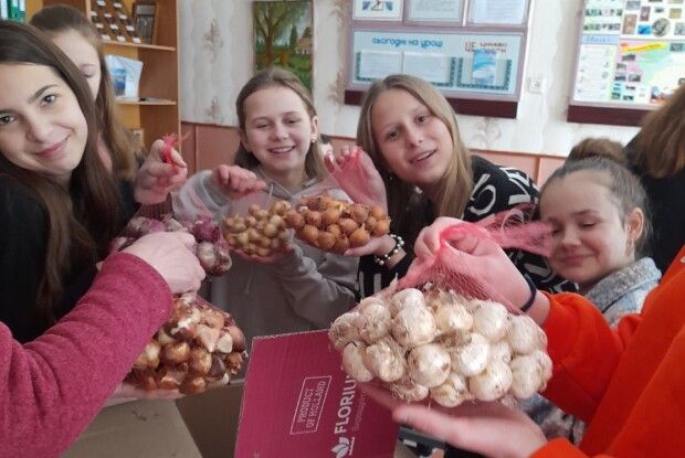 «Виростимо квітковий рай»: на Волині ліцеїсти долучилися до всеукраїнського проєкту (Фото)