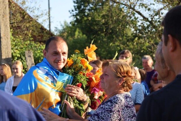 Сльози радості та обійми: громада на Волині зустріла вдома захисника після пекла полону (Фото)