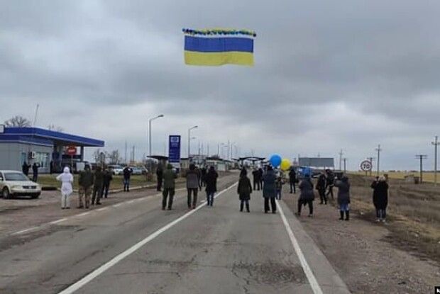 У бік Криму запустили український прапор із посланнями
