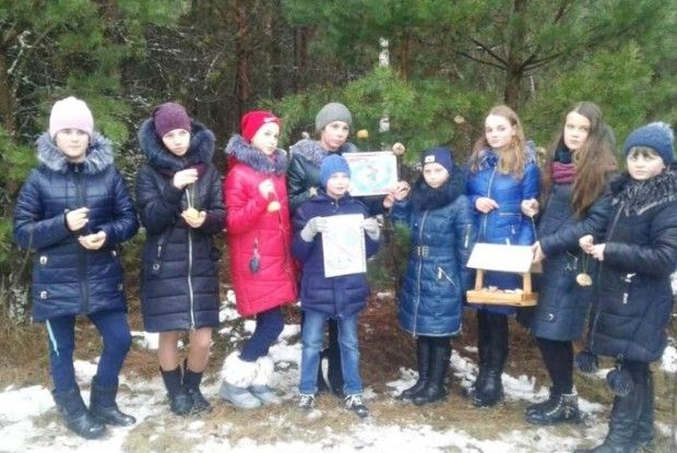 На Камінь-Каширщині діти допомагають птахам перезимувати