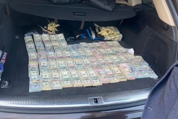Вилучені у митника  на Рівненщині 700 тисяч доларів повернуть мільйонеру 