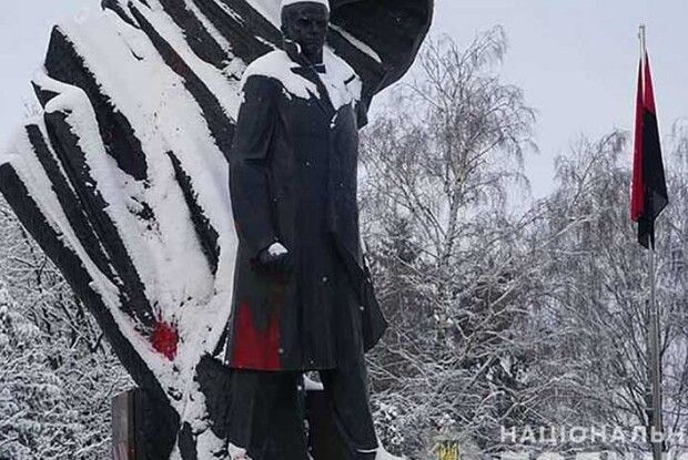 Знайшли молодиків, які облили червоною фарбою пам'ятник Бандері у Тернополі 