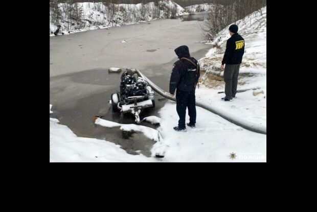 Не зважаючи на свято Водохреща, на Поліссі підпільні бурштинокопачі вийшли на роботу