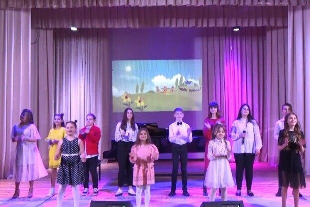 Юні луцькі артисти чудовою музикою і власним талантом привітали мам із їхнім святом (Фото)