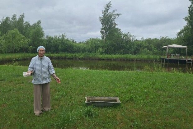 На Волині колишня вчителька роками виходжує поранених лелек