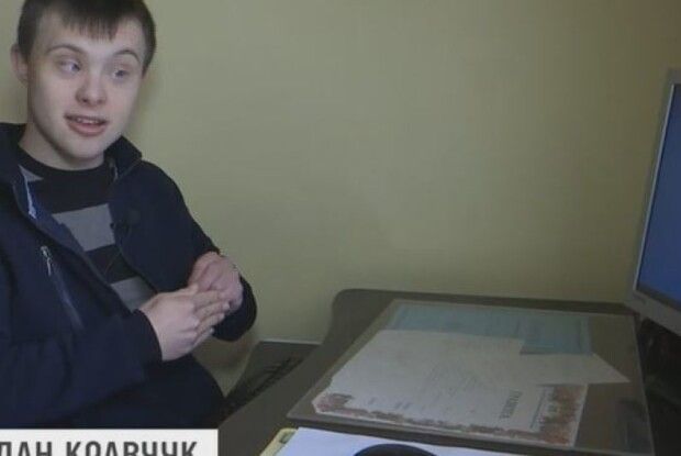 Чому сьогодні вдягають неднакові та різнокольорові шкарпетки?