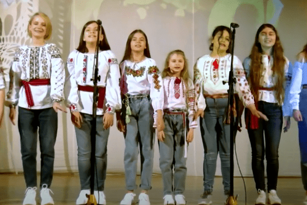 Леся Українка би раділа: юні волинянки у вишиванках і джинсах заспівали «Вишеньки-черешеньки» (Відео)