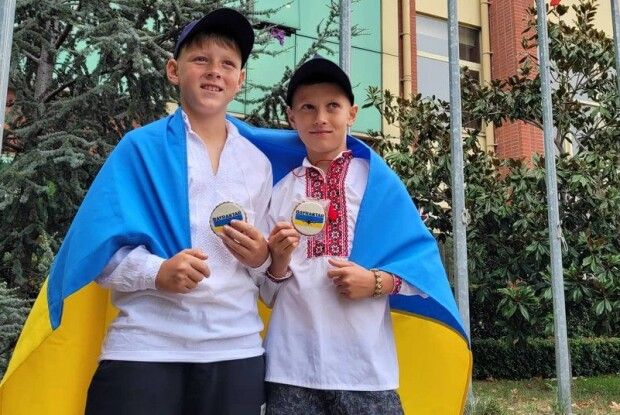 Школярі з Луцька, які продавали черешні, щоб зібрати гроші на Байрактар, їздили до Туреччини