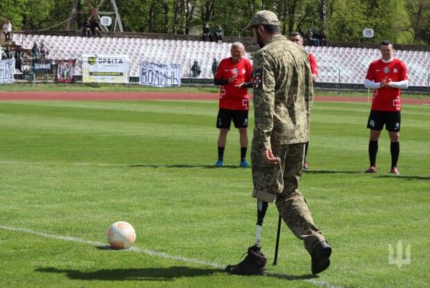 Пів мільйона для «Сотки»: у Луцьку відбувся благодійний футбольний матч на підтримку 100 омбр