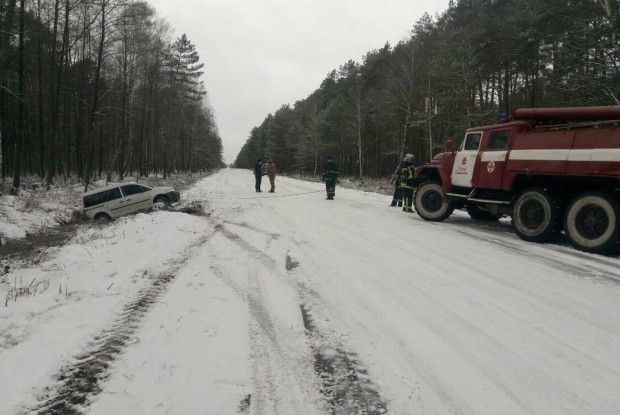 На Волині рятувальники відбуксирували із кювету автомобіль