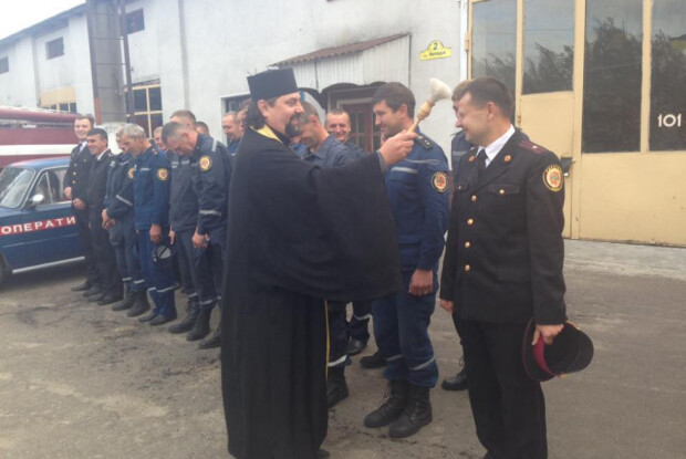 У Камені-Каширському священик щедро окропив пожежників свяченою водою (фото)