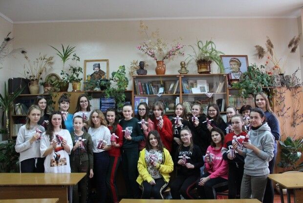 Юні волиняни робили обереги для наших захисників (Фото)