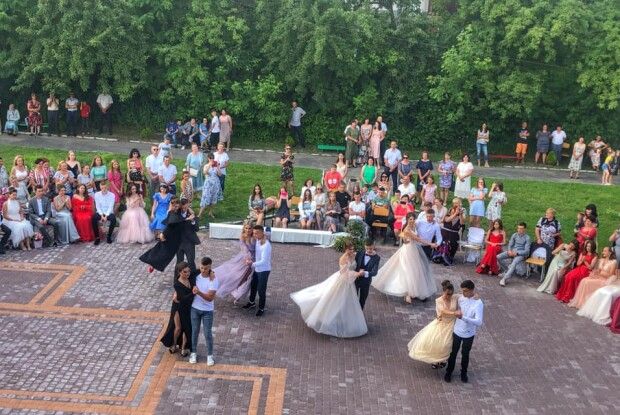У селищі на Волині одинадцятикласники станцювали випускний вальс (Фото)