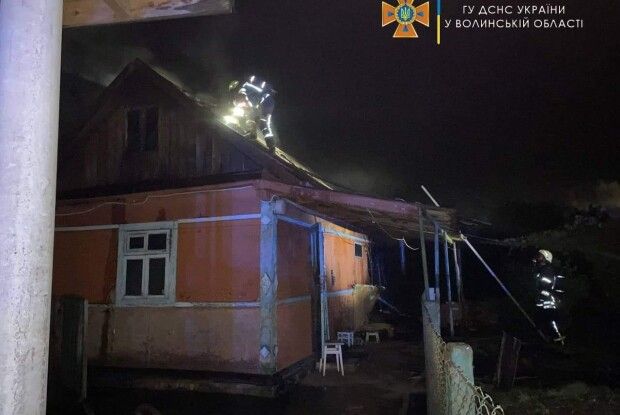 На Волині вночі блискавка влучила в літню кухню
