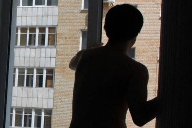 У Рівному з вікна багатоповерхівки випав 16-річний волинянин